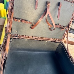 レトロな籐製の鞄の画像