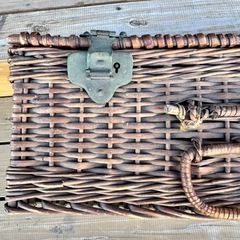 レトロな籐製の鞄の画像