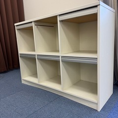 扉付き棚の画像