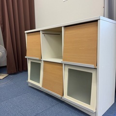 扉付き棚の画像