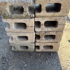 無料/0円　コンクリートブロック　欠けや汚れあり　商品説明必読　出品期間12/14日曜日まで　日野市の画像