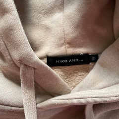【NIKO AND ...】ニコアンド ベージュ フード付きパーカーの画像