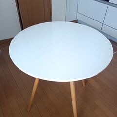 ダイニング丸テーブルとチェア２脚、IKEAコーヒーテーブルの画像