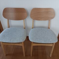 ダイニング丸テーブルとチェア２脚、IKEAコーヒーテーブルの画像