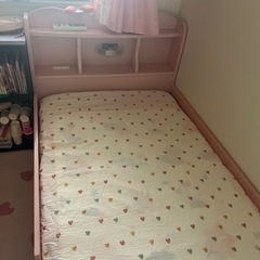 ピンクSシングルベッドの画像
