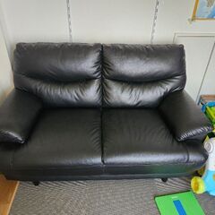黒いソファーですの画像