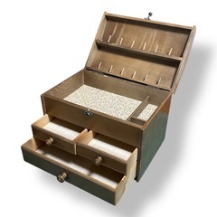 【無料でお譲りします！】木製裁縫箱の画像