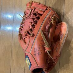 グラブ２つとボール１個の画像