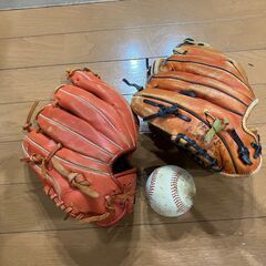 グラブ２つとボール１個の画像