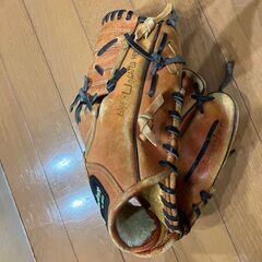 グラブ２つとボール１個の画像