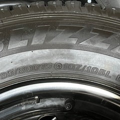 スタッドレスタイヤ　トヨタ純正鉄ホイール・ホイールキャップ付き　２０２２年製　ＢＬＩＺＺＡＫ　ＶＬ１　ブリザック　１９５／８０／Ｒ１５　１０７／１０５ＬＴ　６Ｊ　６穴　ＰＣＤ１３９．７　バン　ライトトラック　ハイエース等の画像