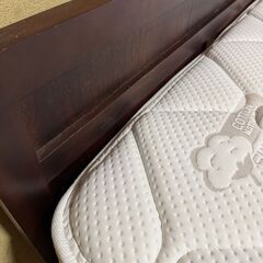 ベッド クインサイズ 木製 マットレス付きの画像