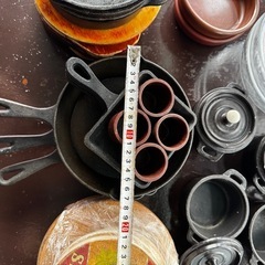 スキレット、スキレット鍋、お皿の画像