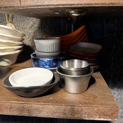 スキレット、スキレット鍋、お皿の画像