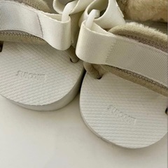 SUICOKE 28cm ファー付サンダル ベージュ 美品 新古品 汚れ箇所ありの画像