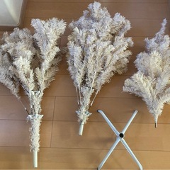 ホワイトクリスマスツリー&リースの画像