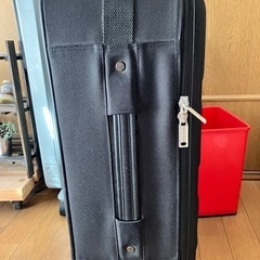 キャスター付き旅行鞄の画像