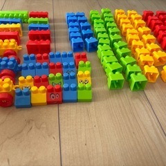 カラフルブロック　プラスチック製　顔付きの画像