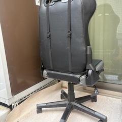 ゲーミングチェア オットマン付の画像