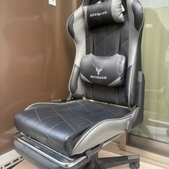 ゲーミングチェア オットマン付の画像