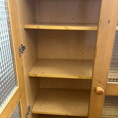 【リユ-スのサカイ広島石内店】ジモティ割！2枚扉食器棚/クリ-ニング済み/HG-8279/広島市 家具　佐伯区 家具　南区 家具　西区 家具　東区 家具　中区 家具　安佐南区 家具　安佐北区 家具　安芸区 家具　府中町 家具　海田町 家具　熊野町 家具　坂町 家具　廿日市市 家具			の画像