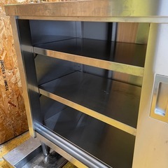 C(7755) 業務用 引き戸付き ステンレス作業台 キャビネット作業台 3段 作業台 厨房 飲食店 Ｗ1200Ｄ600Ｈ800 直接引き取り歓迎 大阪の画像