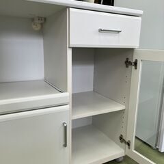 【リサイクルショップ ピカソ 小松原】🍴✨とってもキレイ‼ 真っ白ホワイトキッチンボード✨収納力バツグン＆コンセント付き⚡★8108★の画像