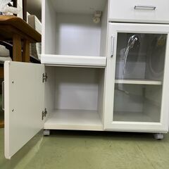 【リサイクルショップ ピカソ 小松原】🍴✨とってもキレイ‼ 真っ白ホワイトキッチンボード✨収納力バツグン＆コンセント付き⚡★8108★の画像