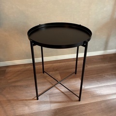小さい丸テーブルの画像