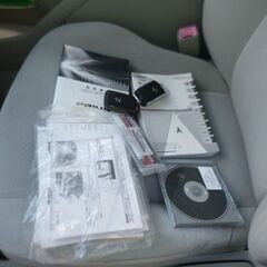 利息、手数料等一切なしの自社ローン対応。H２４プリウス　Sツーリングセレクション　ナビ　TV　Bカメラ　ETC　ディーラー車　検査受け渡しの画像