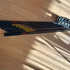 ゴルフクラブ、テーブル、ゴミ箱、お菓子(全部引き取る限定)の画像