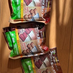 ゴルフクラブ、テーブル、ゴミ箱、お菓子(全部引き取る限定)の画像