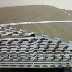 ※取引中/売約済***********　　　　　　中古　ジョイントマット 大判59cm 厚み10mm26枚+カット　 木目調 防音 保温性 床暖房対応 ノンホルムアルデヒド　木目斜めの画像