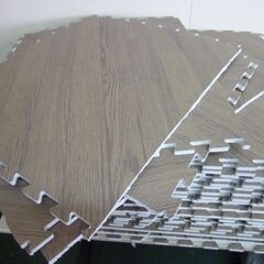 ※取引中/売約済***********　　　　　　中古　ジョイントマット 大判59cm 厚み10mm26枚+カット　 木目調 防音 保温性 床暖房対応 ノンホルムアルデヒド　木目斜めの画像