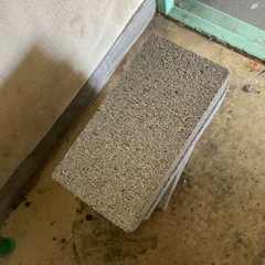 美品　レンガサイズのコンクリートブロック4つ差し上げます。の画像