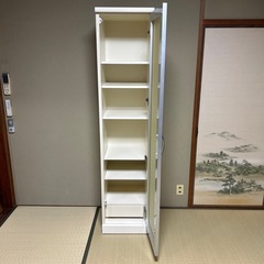クリーム ガラス扉 スリム キャビネットの画像