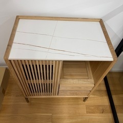 天然木×大理石風天板 モダンな多機能キャビネット/サイドボードの画像