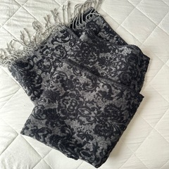AZUL by moussy ブラック系 柄入り大判　ストール　ショールの画像