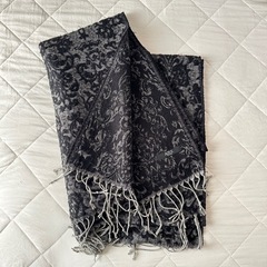 AZUL by moussy ブラック系 柄入り大判　ストール　ショールの画像