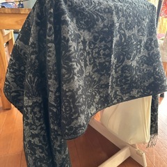 AZUL by moussy ブラック系 柄入り大判　ストール　ショールの画像