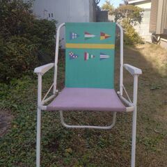 折りたたみ椅子の画像
