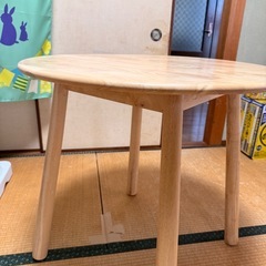 丸テーブルの画像