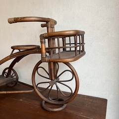 ラタンでできた三輪車型置物の画像
