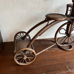 ラタンでできた三輪車型置物の画像