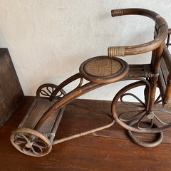 ラタンでできた三輪車型置物の画像
