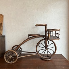 ラタンでできた三輪車型置物の画像