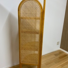 【美品】 ラタン調/籐編み 曲線が美しい コーナーラック 北欧/韓国風 インテリアの画像