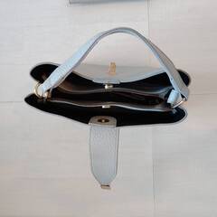 ハンドバック（ライトブルーグレー / 同素材のポーチ付き）の画像