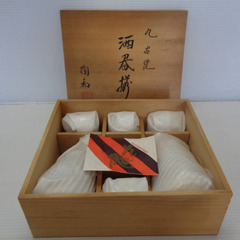 ☆▲九谷焼　酒器揃　徳利2本　ぐいみ5客　セット　赤絵　風景図　木箱　eの画像