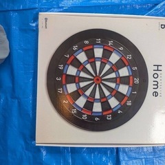 ダーツ板、ダーツ矢12本の画像
